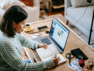 باحث اعلامي (ريموت):